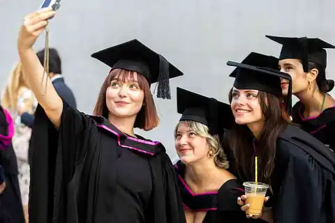 bachelor fashion management review