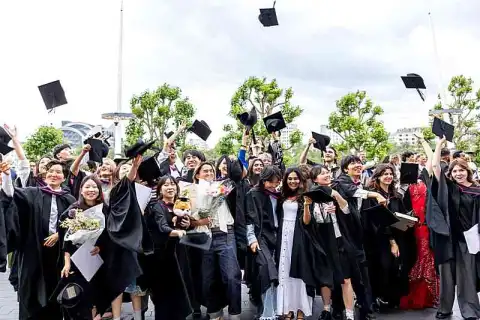 бакалавриат модная спортивная одежда  поступление